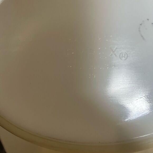 Vintage Original Pyrex golden acorn 1.5Q #043 no lid - Picture 8 of 11